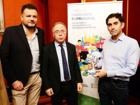 Xosé Sánchez Bugallo entrega premio a Cloud.gal